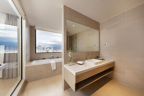 シャワー付き浴槽、レインフォールシャワー、バスアメニティ (無料)、ヘアドライヤー