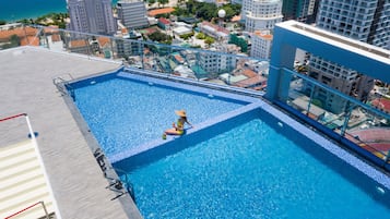 Una piscina al aire libre (de 06:00 a 19:00), sombrillas, tumbonas