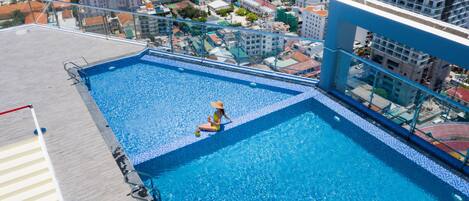 Piscina a l'aire lliure (horari: 06:00-19:00), para-sols i gandules