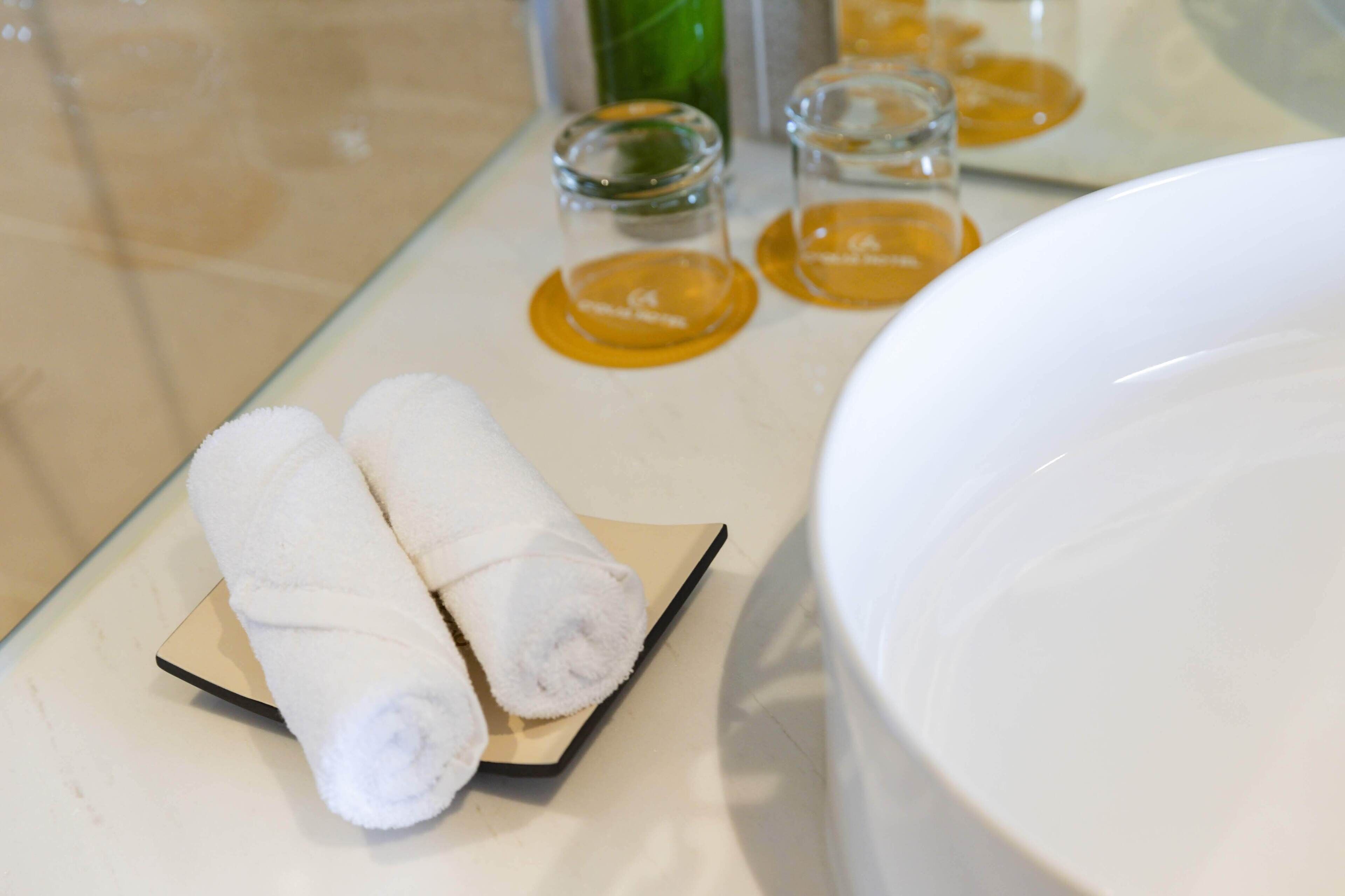 combined shower/bathtub, rainfall showerhead, free toiletries