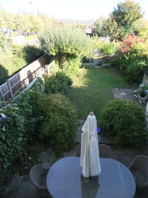 Habitación doble, 1 cama de matrimonio, vistas al jardín | Escritorio, tabla de planchar con plancha, ropa de cama