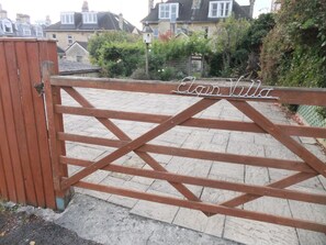 自助停車 (每天 GBP5)