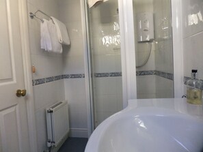 Double Room - Second Floor | Bathroom | Shower, free toiletries, hair dryer, towels - Elgin Villa (Bath)
