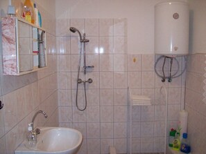 Apartment, Garden View | Bathroom | Shower, hair dryer, towels - Apartman Daniel (Balatonfokajár)