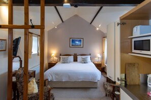 Walcott - Studio Room | Individually decorated, individually furnished, desk, laptop workspace - Rawcliffe House Farm (Pickering)