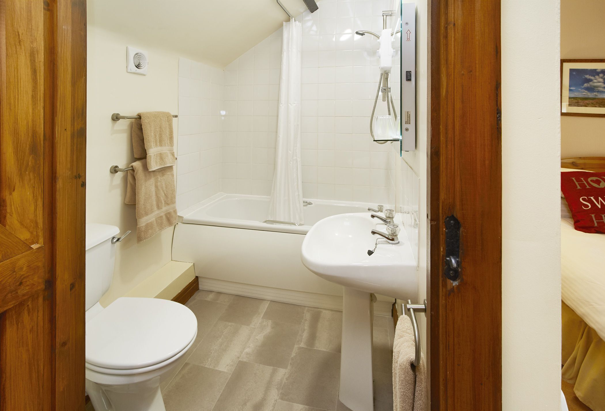 Een badkamer met toilet, wastafel en douche.