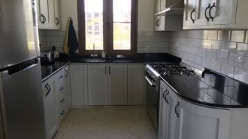 Frigorifero, forno, piano cottura, bollitore elettrico