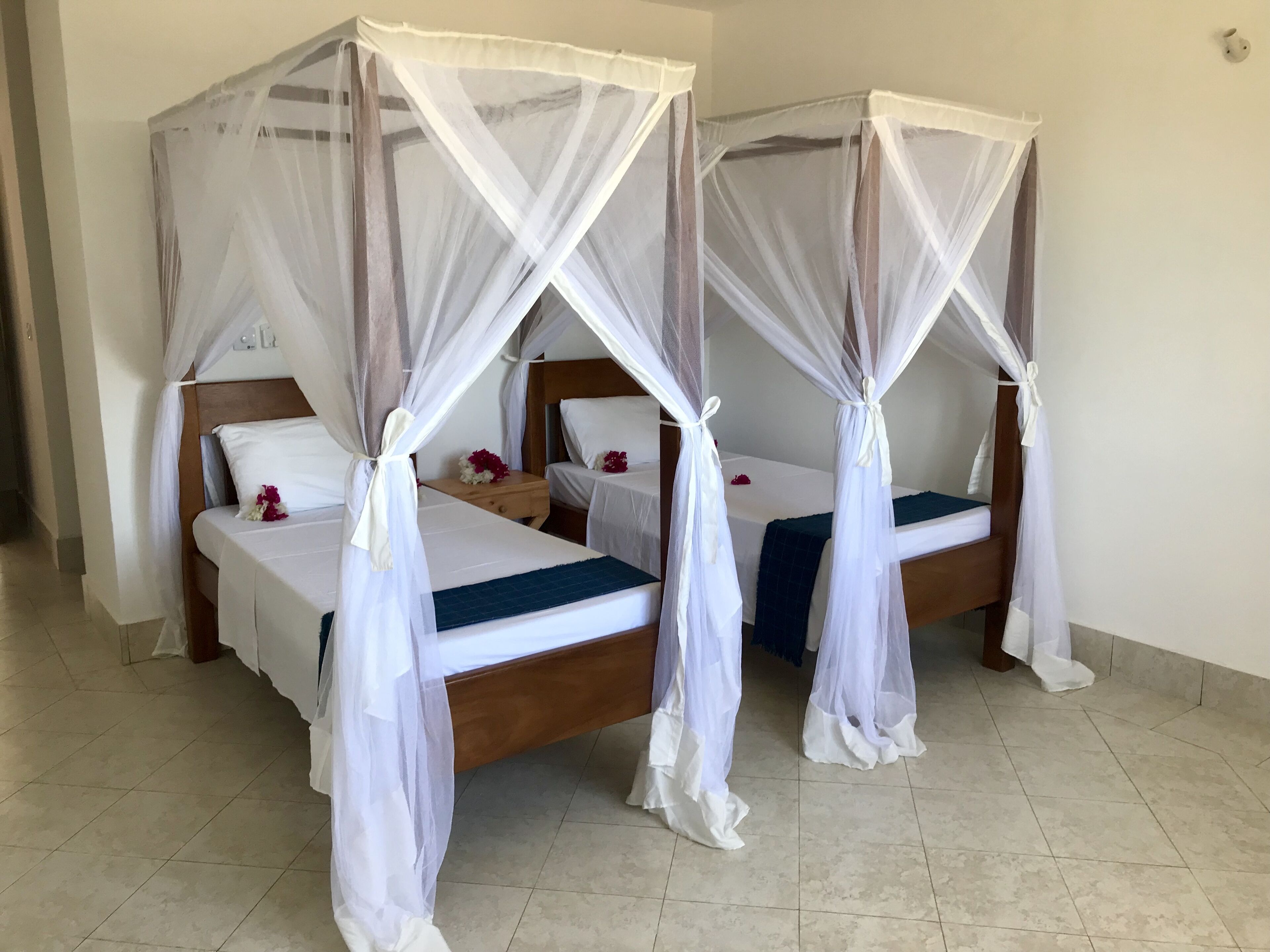 4 chambres, coffres-forts dans les chambres, draps fournis