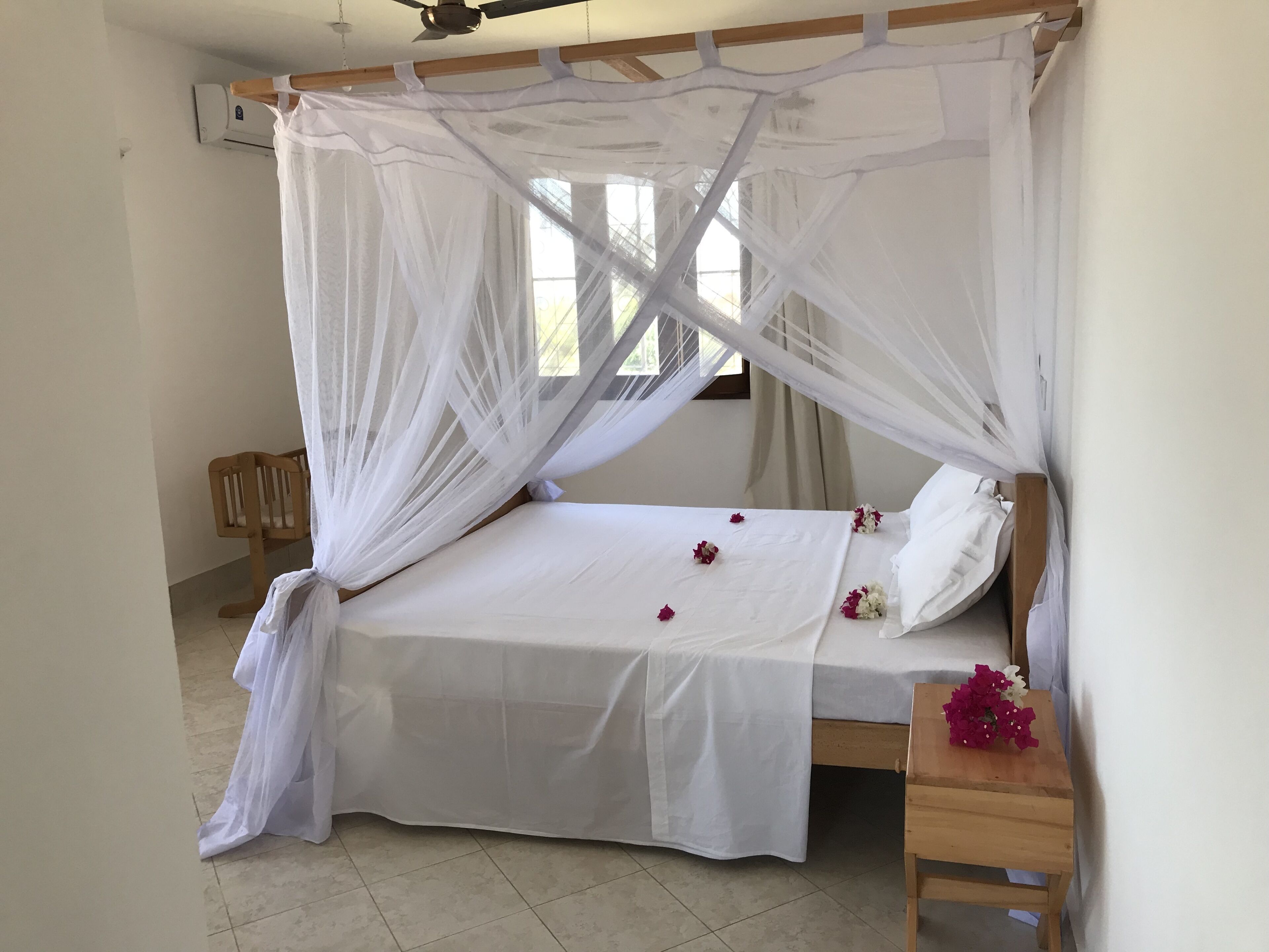 4 sovrum, värdeförvaringsskåp på rummet och sängkläder