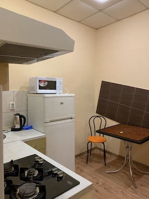 Apartamento | Cozinha privada | Geladeira, micro-ondas, fogão, cooktop