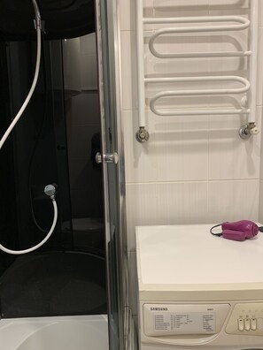 Apartment | Badezimmer | Dusche, Haartrockner, Hausschuhe, Handtücher