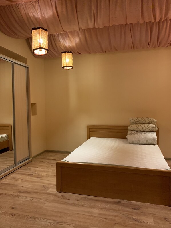 Desk, soundproofing, iron/ironing board, rollaway beds - Moisha Apartment Kotlyarskaya 10-9 (Lviv)