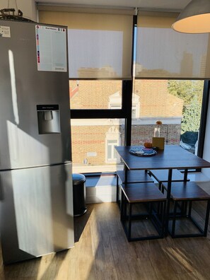 Kühlschrank, Mikrowelle, Ofen, Herdplatte