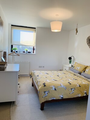 2 slaapkamers, een strijkplank/strijkijzer, reisbedje, gratis wifi