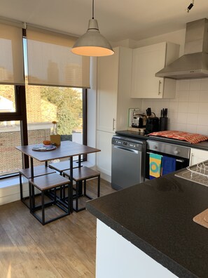 Een koelkast, een magnetron, een oven, een kookplaat