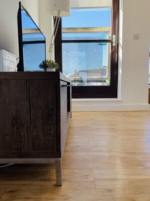 View from property - Beautiful 2 Bedroom Apartment - Near Wimbledon Tennis (London)