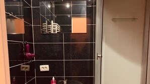 Apartment | Bathroom | Shower, hair dryer, towels, soap - Moisha Apartment Kotlyarskaya 10-22 (Lviv)