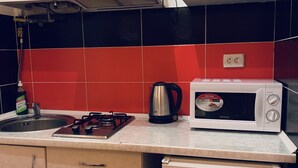 Apartment | Private kitchen | Fridge, microwave, stovetop, electric kettle - Moisha Apartment Kotlyarskaya 10-22 (Lviv)