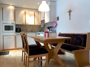 Fridge, dishwasher, cookware/dishes/utensils