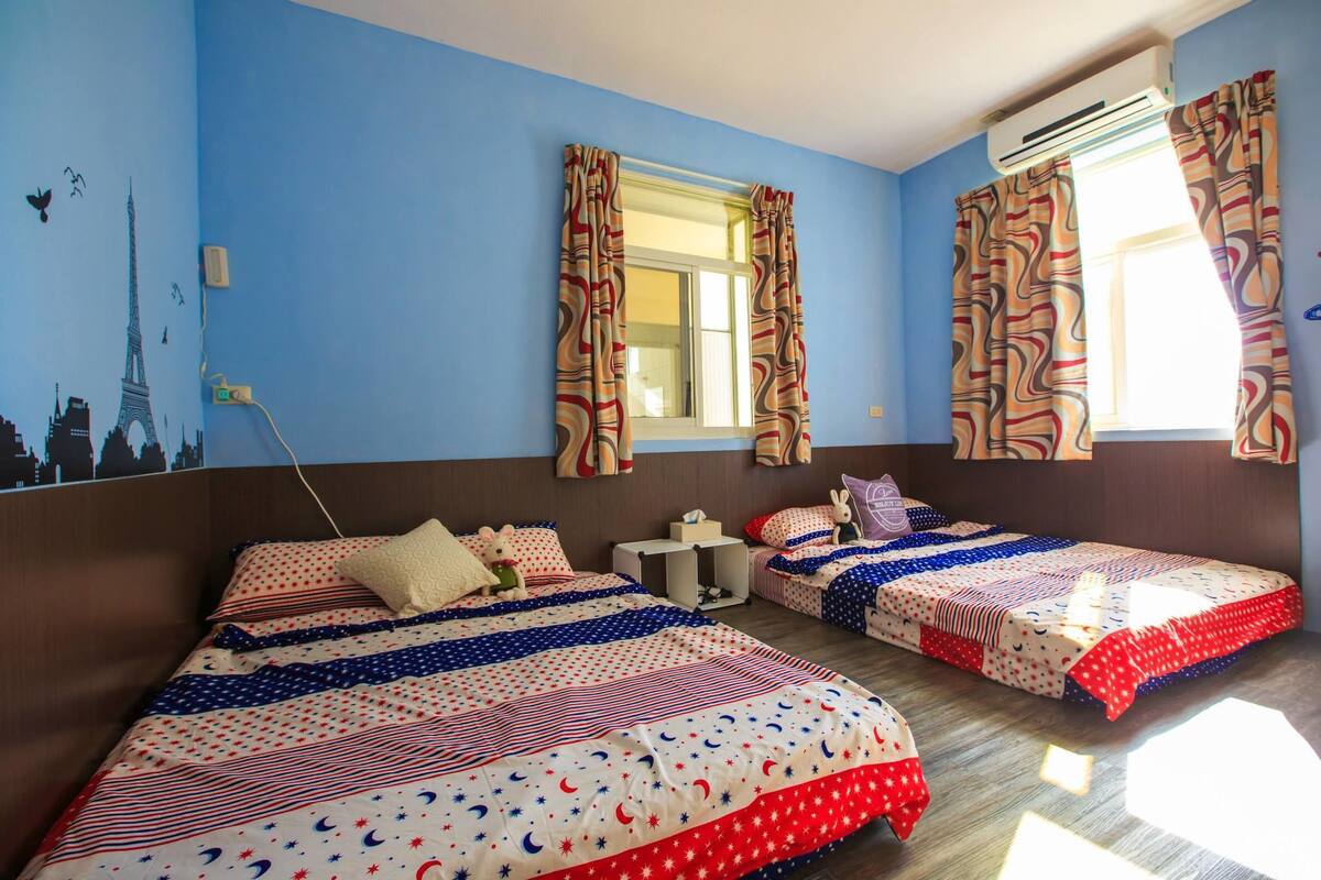Habitación cuádruple económica | Cortinas blackout, wifi gratis y ropa de cama