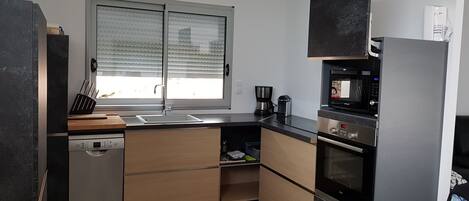 Refrigerador, microondas, horno y parrilla de estufa