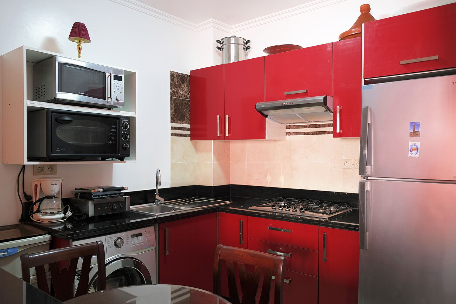 Een koelkast, een magnetron, een oven, een koffiezetapparaat/waterkoker