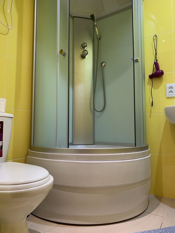 Apartment, 2 Bedrooms | Bathroom | Shower, hair dryer, towels, soap - Moisha Apartment Kotlyarskaya 5-8 (Lviv)