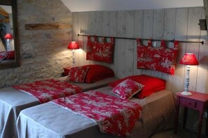 Family Room (Pivoine) | Individually decorated, individually furnished, desk, soundproofing - Au Picatal (Meyronne)