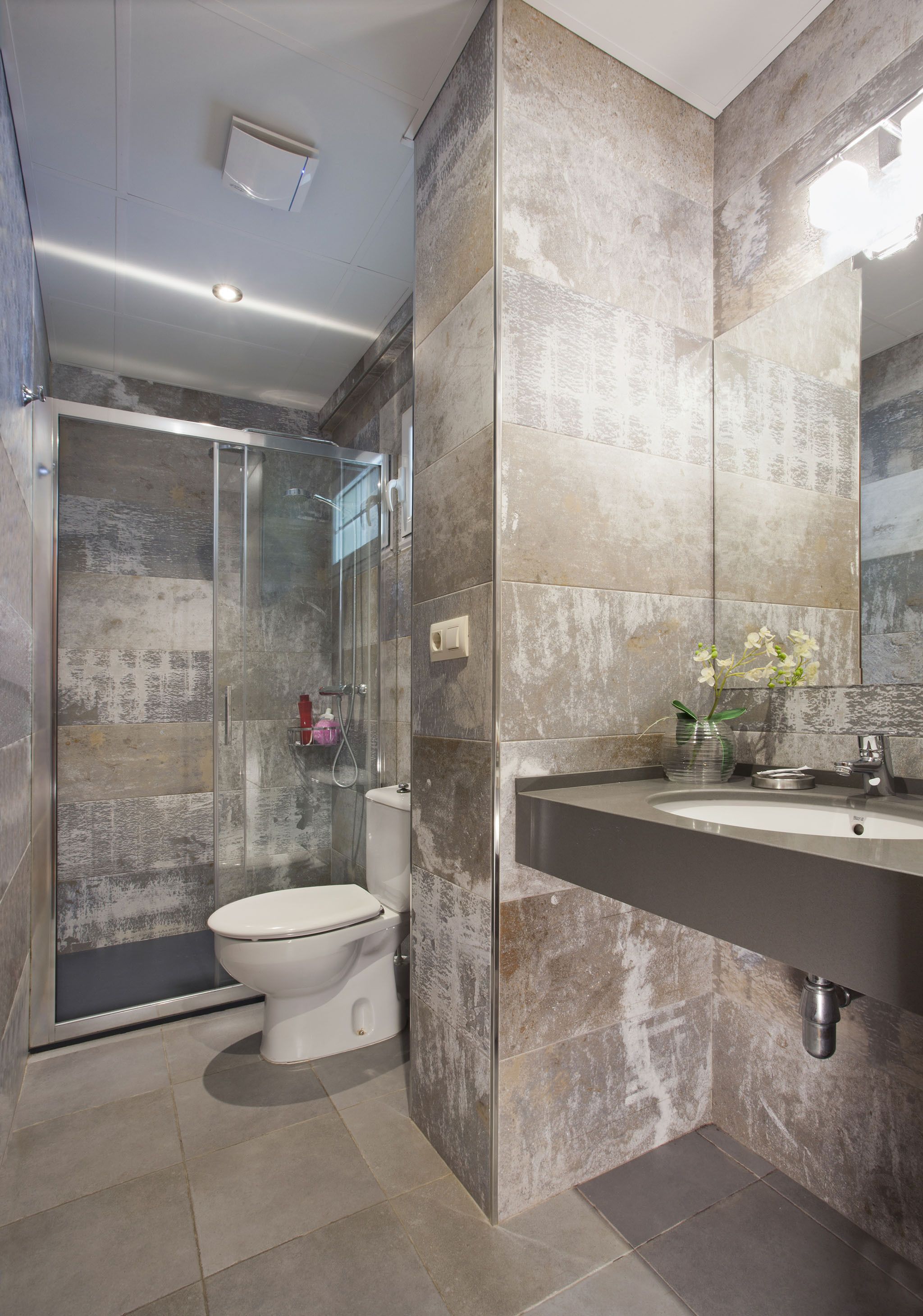 free toiletries, towels