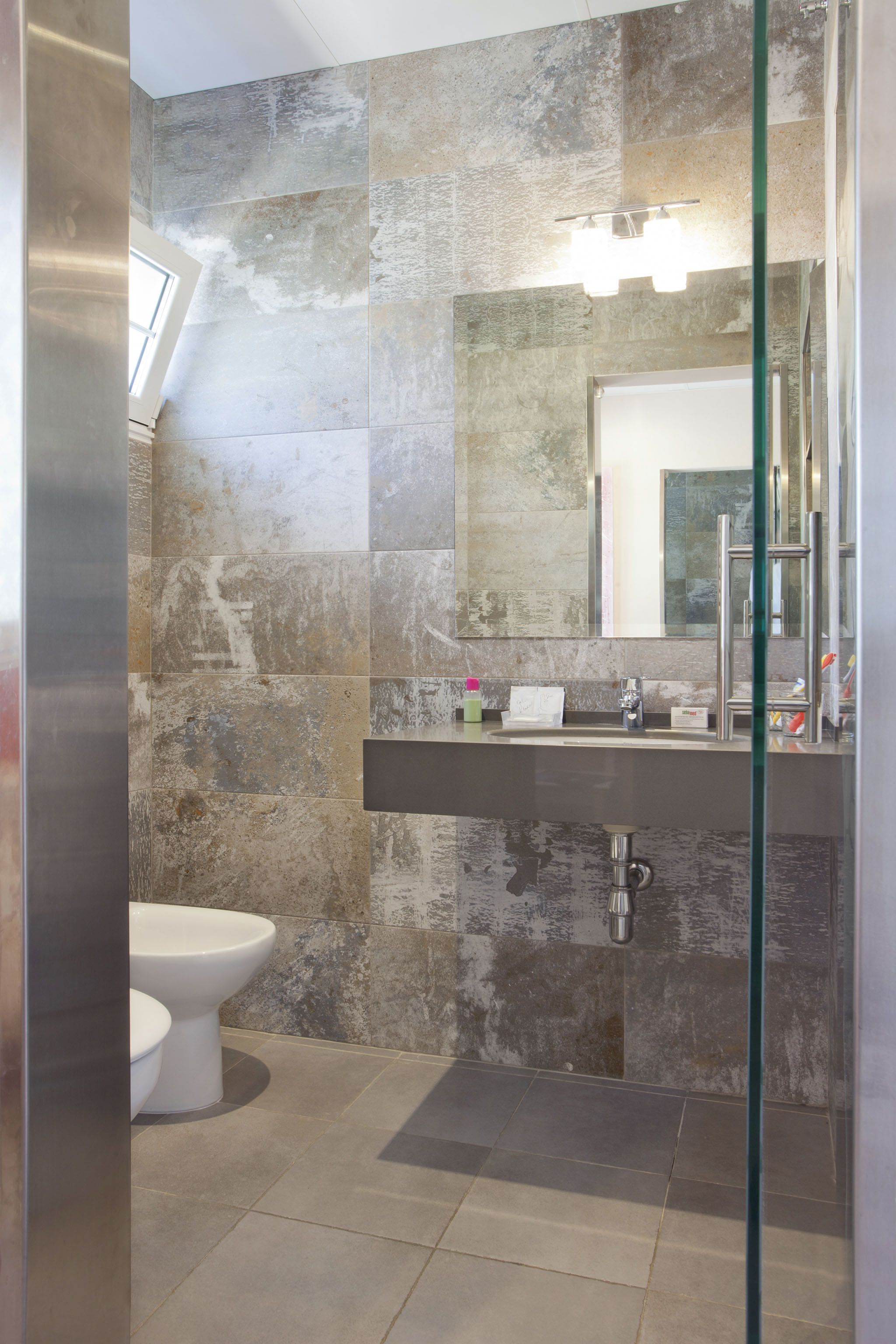 superior double room, 1 double bed | bathroom | free toiletries, towels