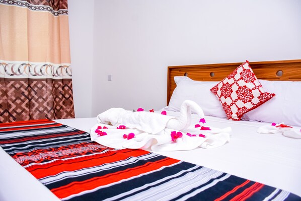 Habitación doble Deluxe | Minibar, escritorio, tabla de planchar con plancha y ropa de cama