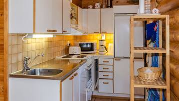 Geladeira, micro-ondas, lava-louças, cadeirão de bebê