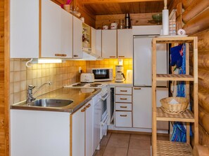 Kylskåp, mikrovågsugn, diskmaskin och barnstol