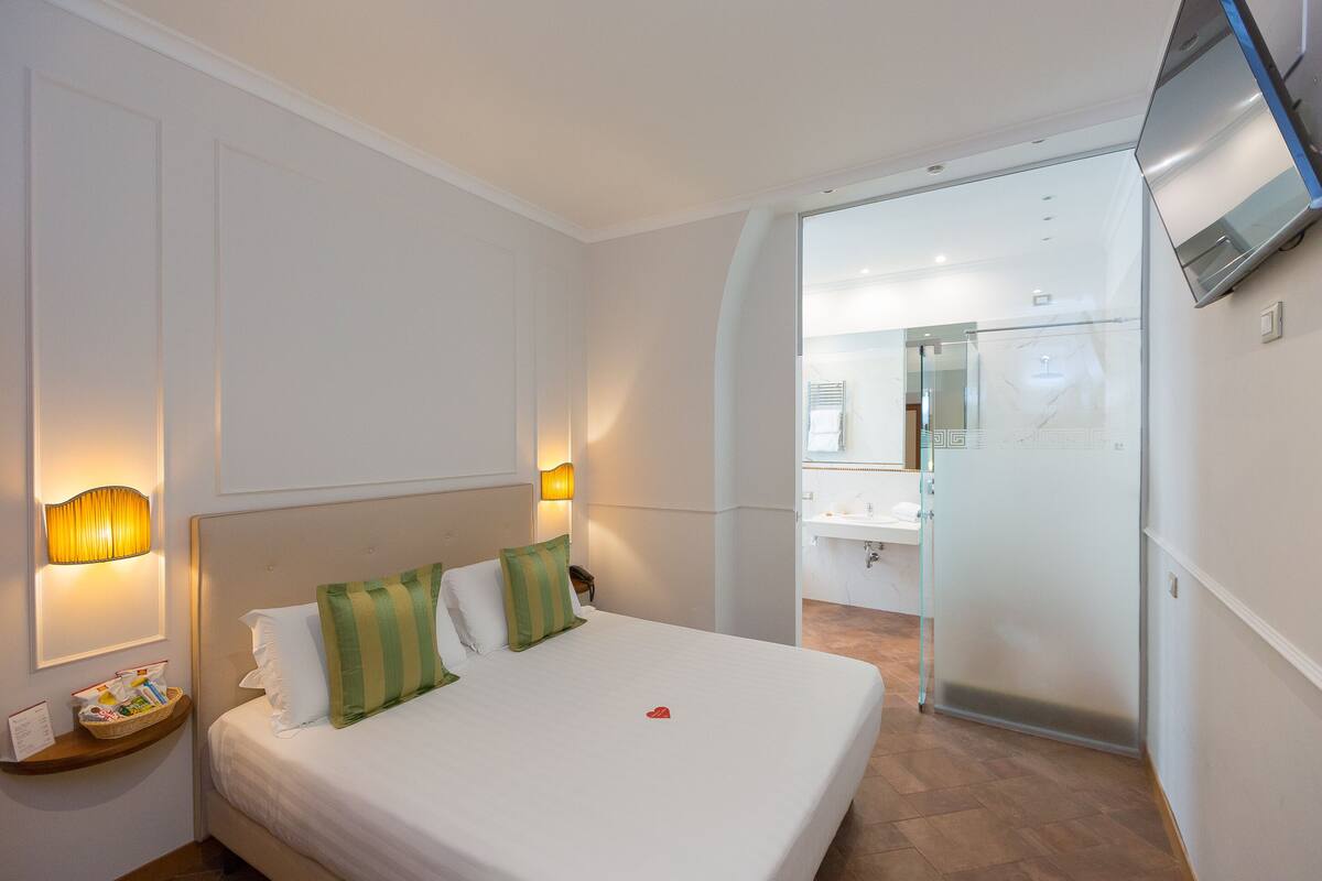 Minibar, coffres-forts dans les chambres, rideaux occultants