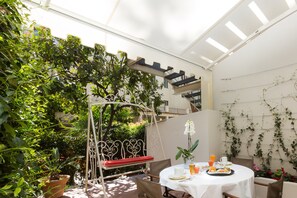 جناح ديلوكس - بحوض استحمام بنظام دفع المياه | شرفة/رواق