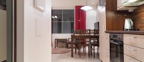 ثلاجة، ميكروويف، غسالة أطباق، مستلزمات طهي/أطباق/أوعية