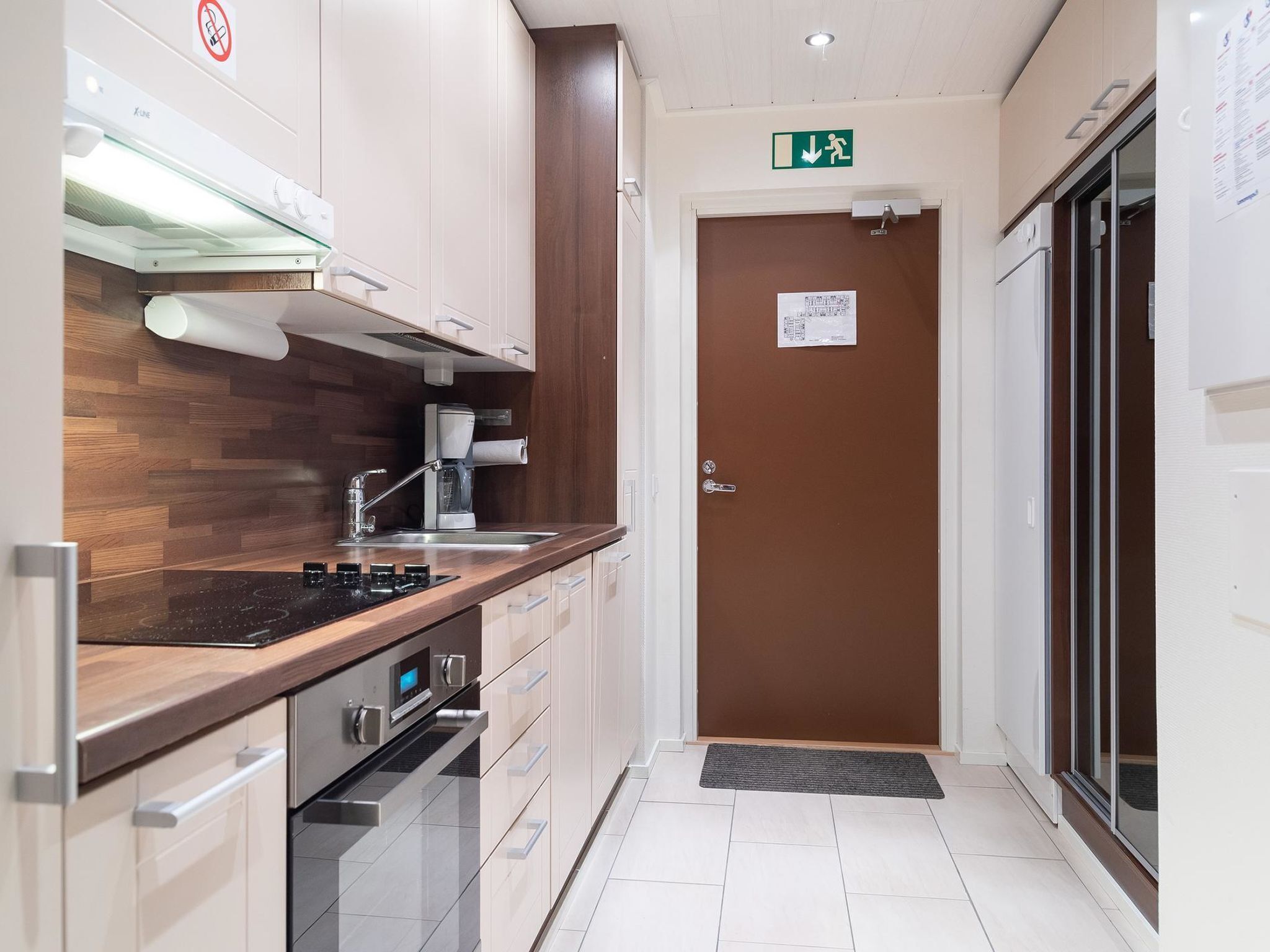 Kühlschrank, Mikrowelle, Geschirrspüler, Kochgeschirr/Geschirr/Besteck