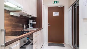 Kühlschrank, Mikrowelle, Geschirrspüler, Kochgeschirr/Geschirr/Besteck