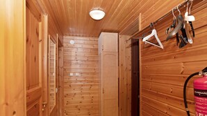 Un corridoio in legno con un estintore fissato al muro.