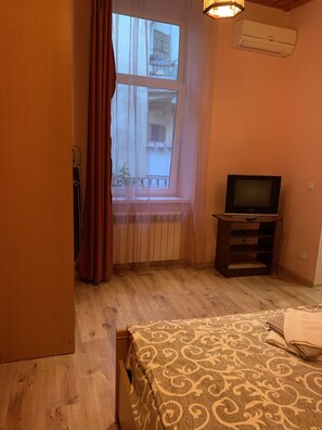 Standard-Apartment, 1 Doppelbett | Bügeleisen/Bügelbrett, Zustellbetten, kostenloses WLAN, Bettwäsche