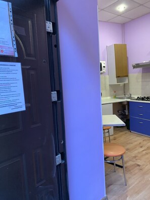 Standard-Apartment, 1 Doppelbett | Eigene Kochnische | Großer Kühlschrank, Mikrowelle, Kochgeschirr/Geschirr/Besteck