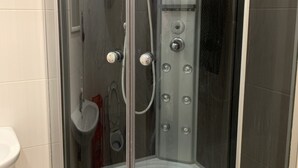 Standard Apartment, 1 Double Bed | Bathroom shower - Moisha Apartment Kotlyarskaya 5-31 (Lviv)