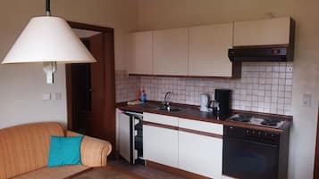 Basic-Apartment, eigenes Bad, Blick auf den Innenhof | Eigene Küche