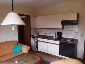 Basic-Apartment, eigenes Bad, Blick auf den Innenhof | Eigene Küche