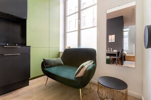 Apartment, Ensuite, Courtyard View (Le Foch) | Living area | 43-inch flat-screen TV with digital channels, LED TV, MP3 dock - Au Chat Qui Dort Lille - Magasin (Lille)