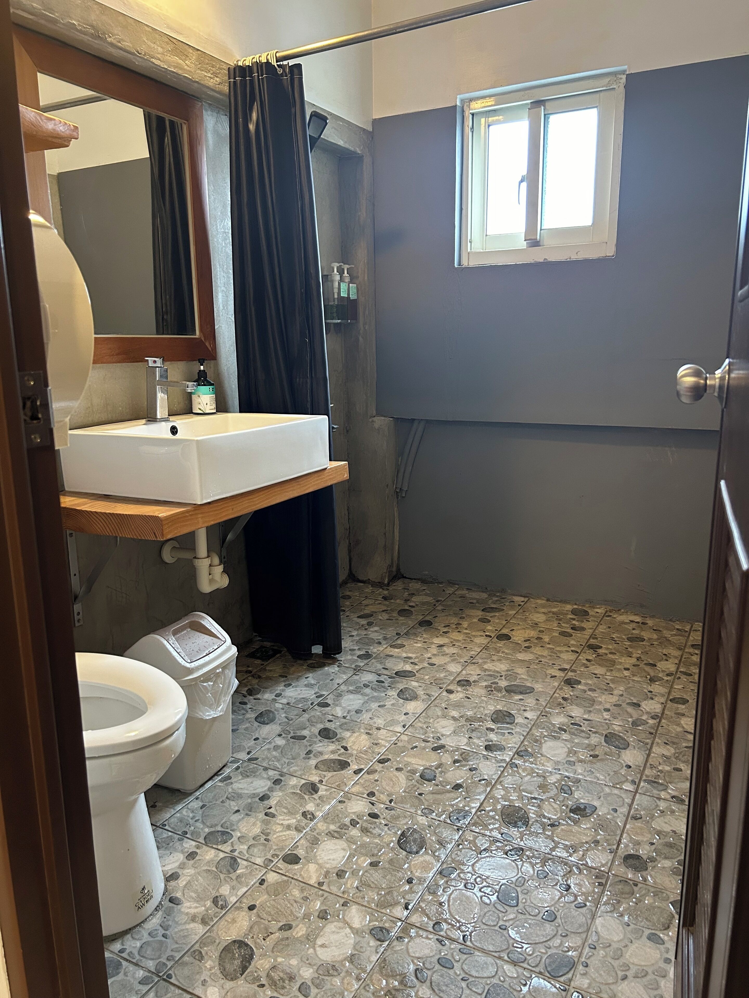 Familierom | Bad | Dusj, toalettartikler (inkludert), hårføner og tøfler