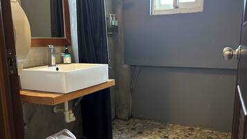 Familierom | Bad | Dusj, toalettartikler (inkludert), hårføner og tøfler