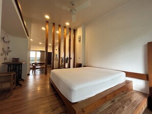 家庭房 | 1 多间卧室、特色家居、办公桌、遮光窗帘