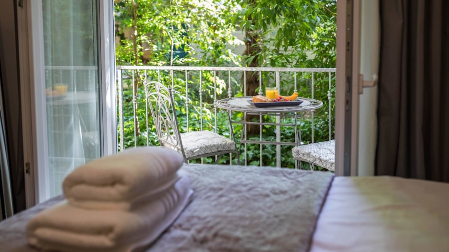Luxury Rooms With Balcony