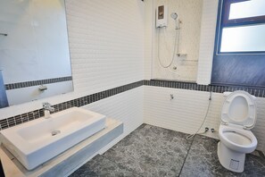 Habitación cuádruple exclusiva | Baño | Regadera, regadera tipo lluvia, amenidades de baño gratuitas 